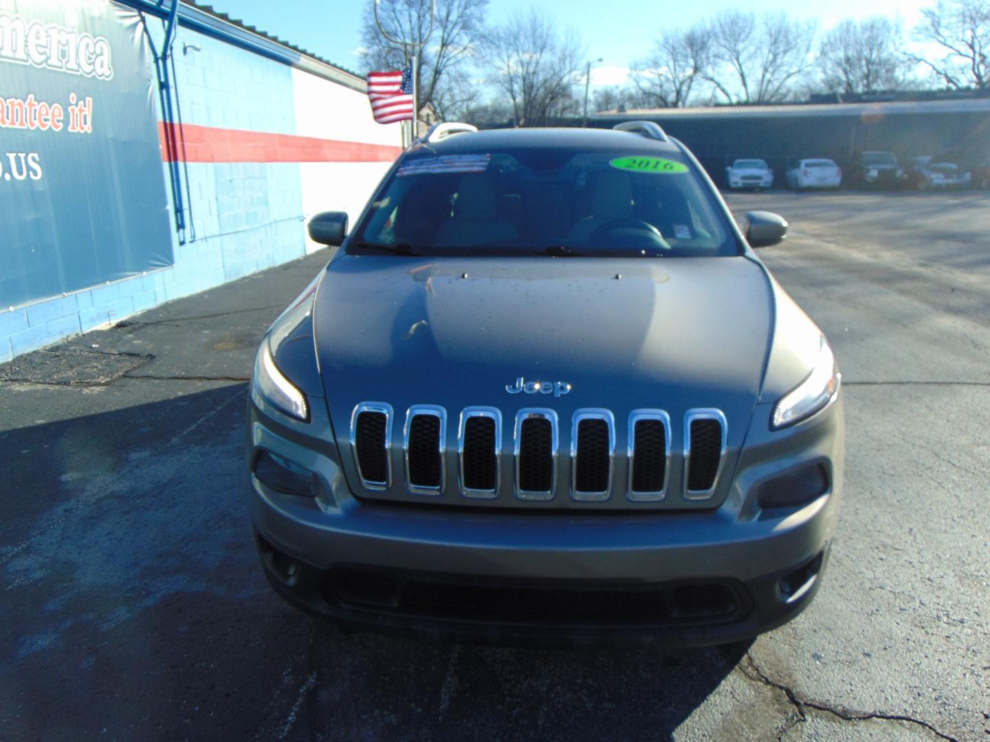 2016 Tan Jeep Cherokee (1C4PJMCB3GW) with an V6 3.2 Liter engine, Automatic, 9-Spd transmission, located at 2105 Dixie Hwy, Louisville, KY, 40210, (502) 772-3333, 38.220932, -85.795441 - Photo#4